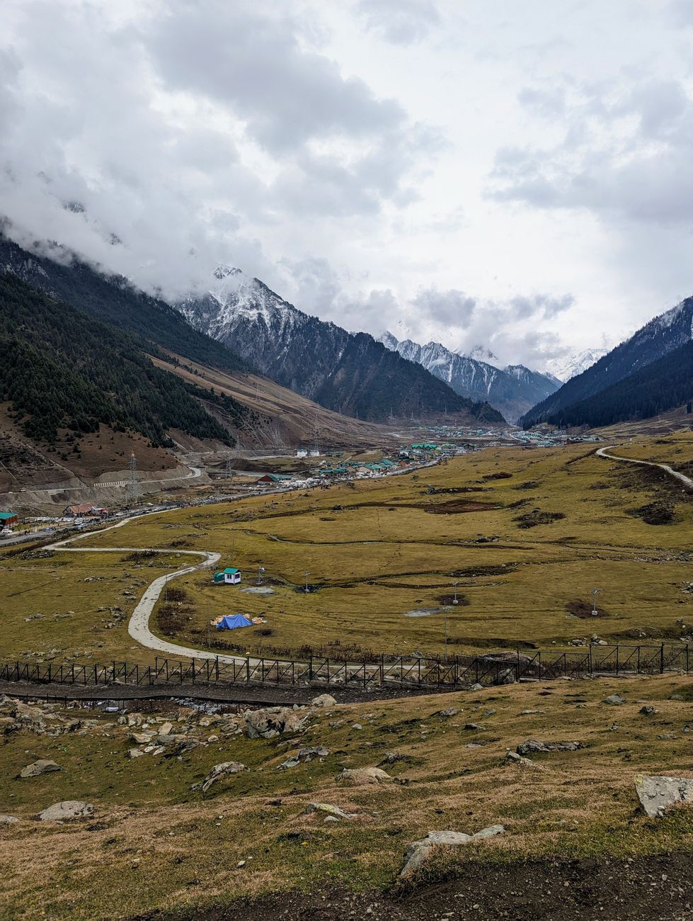 Road through Sonmarg valley below snow peaks