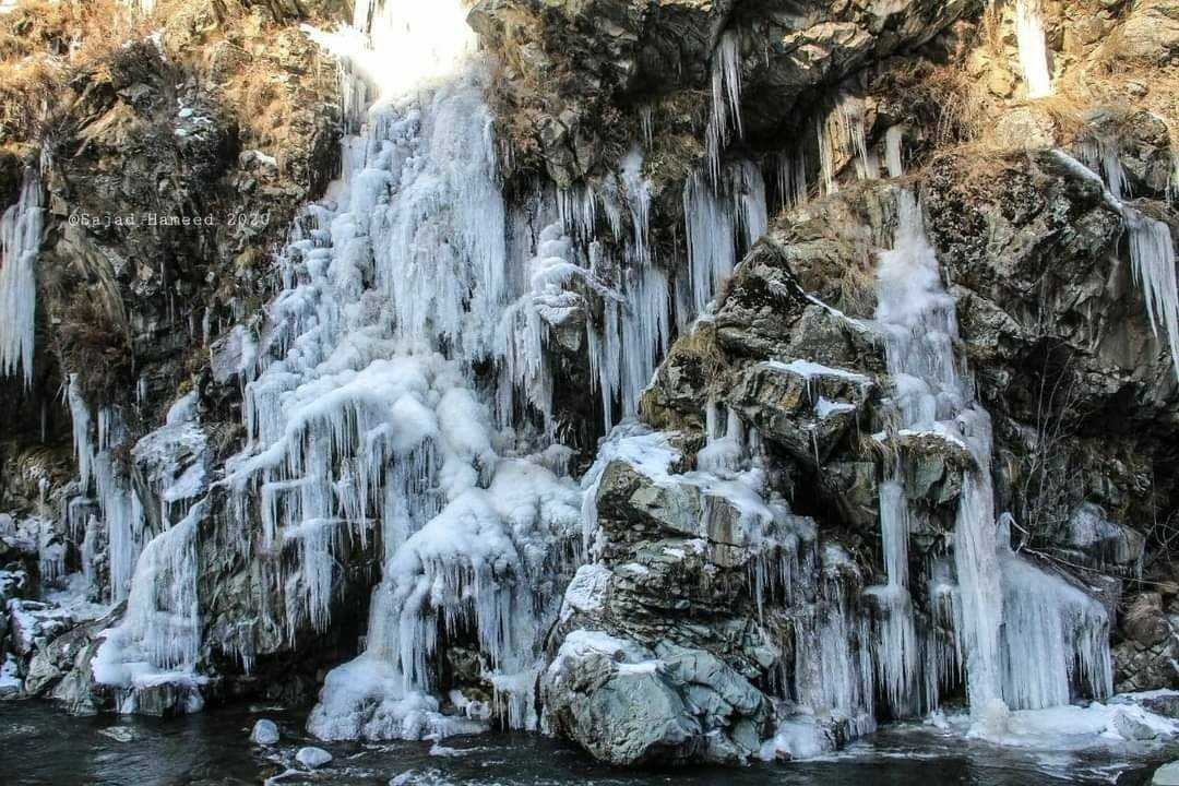 Drung Waterfall near Gulmarg with rocky mountain scenery
