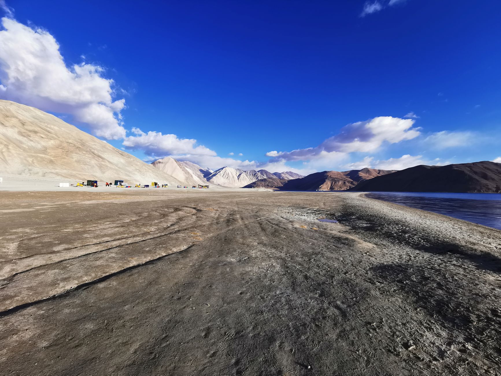 Open road and high-altitude lake scenery at Tso Moriri